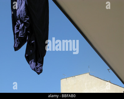 eine blaue Betttuch Wäscheleine in der Sonne hängen Stockfoto