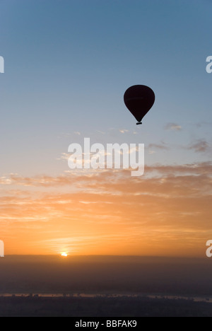 Heißluftballon über das Tal der Könige und der Nil in Ägypten bei Sonnenaufgang. Stockfoto