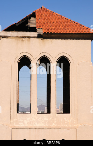 Ansicht von uptown Phoenix Arizona durch die Fenster der First Baptist Church Glockenturm Stockfoto