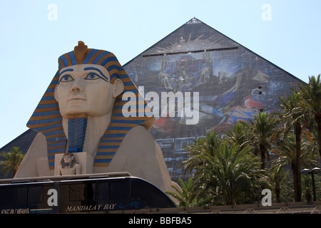 Die Sphinx, die bewacht den Eingang und die ausgeprägte Pyramide des Luxor Hotel & Casinos am Strip in Las Vegas, Nevada, USA. Stockfoto