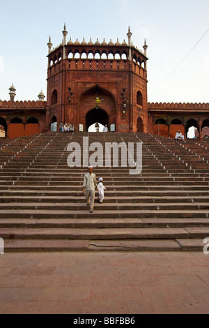 Muslim-Vater und Sohn am Freitagsmoschee oder Jama Masjid in Alt-Delhi Indien Stockfoto