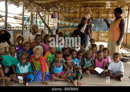 Kindergartengruppe in Lilisiana Dorf, Auki, Malaita, Salomonen Stockfoto