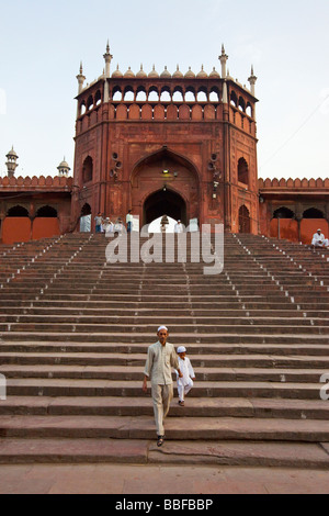 Muslim-Vater und Sohn am Freitagsmoschee oder Jama Masjid in Alt-Delhi Indien Stockfoto