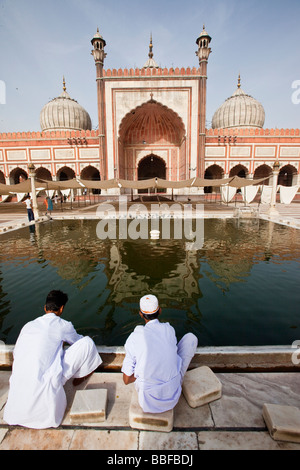 Muslimische Männer, die Fußwaschung in der Jama Masjid in Alt-Delhi Indien Stockfoto