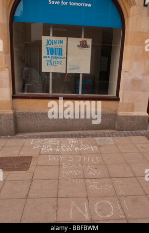 Graffiti auf dem Bürgersteig beschweren sich über den Mangel an ethnische Politik einer Barclays Bank in Norwich Norfolk Uk Stockfoto