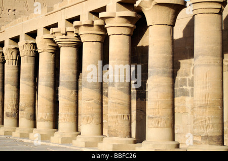 Ost-Kolonnade am Tempel der Isis in Philae Insel Nasser-See in der Nähe von Assuan, Ägypten Stockfoto