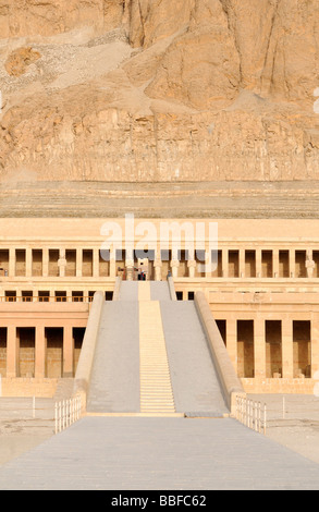 Leichenhalle Tempel der Königin Hatshepsut Designed von Senemutat in Deir el Bahri in der Nähe von Luxor Ägypten Stockfoto