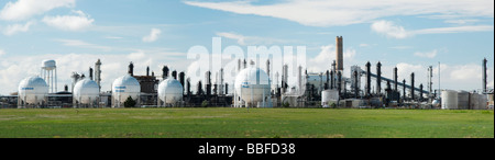 Panoramablick auf eine Raffinerie zur Herstellung chemischer Produkte Stockfoto