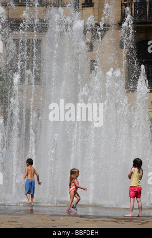 Kinder spielen in den Brunnen in Sheffield, South Yorkshire, England, UK Stockfoto