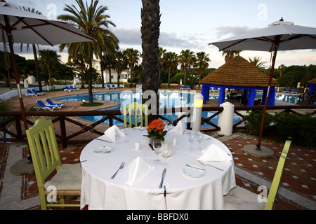 Tisch zum Abendessen in einem modernen und luxuriösen Ort Stockfoto