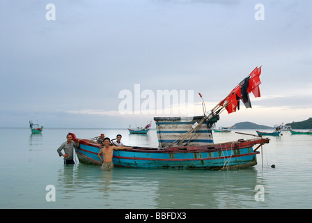 Fischer fangen Fische in Ufernähe mit Netzen. Stockfoto