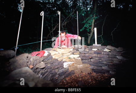 Erstellen einer Trockenmauer-Tierheim Stockfoto