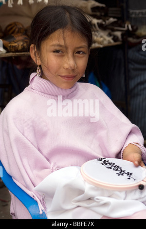 Junge einheimische Mädchen tun Handarbeiten - Otavalo, Provinz Imbabura, Ecuador Stockfoto