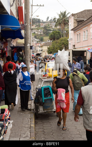 Straßenszene - Otavalo Ecuador beschäftigt Stockfoto