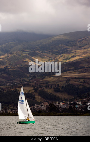 Segelboot auf San Pablo See, in der Nähe von Otavalo, Ecuador Stockfoto