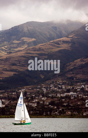 Segelboot auf San Pablo See, in der Nähe von Otavalo, Ecuador Stockfoto