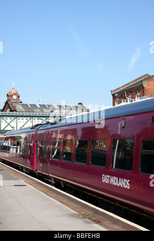 Eine East Midlands-Zug am Bahnhof Nottingham, Nottingham, England, U.K Stockfoto