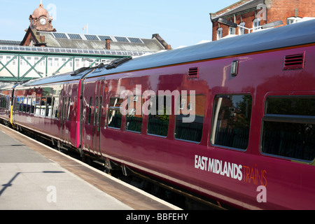 Eine East Midlands-Zug am Bahnhof Nottingham, Nottingham, England, U.K Stockfoto