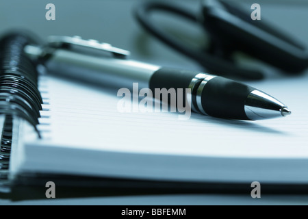 Stift auf geöffnete Notebook liegen Stockfoto