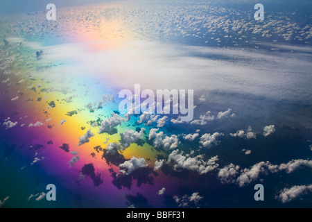 Flugzeug-Fenster-Ansicht mit Wolken und Sonne am Meer von 30.000 Fuß Stockfoto