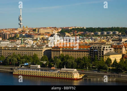 Restaurant-Boot vertäut auf Moldau mit Zizkov und TV Turm im Hintergrund in Mitteleuropa Prag Tschechische Republik Stockfoto