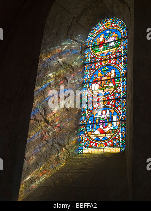 Eine bunte Glasfenster im Brinkburn Priorat, in der Nähe von Rothbury in Northumberland, England UK Stockfoto