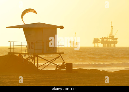Offshore-Bohrinseln entlang der Küste, Huntington Beach CA Stockfoto