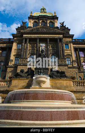 Brunnen vor Narodni Muzeum das Nationalmuseum in Prag Tschechien Mitteleuropa Stockfoto