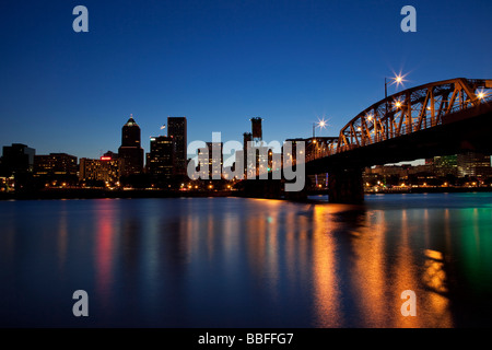 Die Innenstadt von Portland Oregon am Abend USA Stockfoto