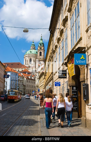 Karmelitska Straße in Mala Strana Viertel von Prag Tschechische Republik Europa Stockfoto