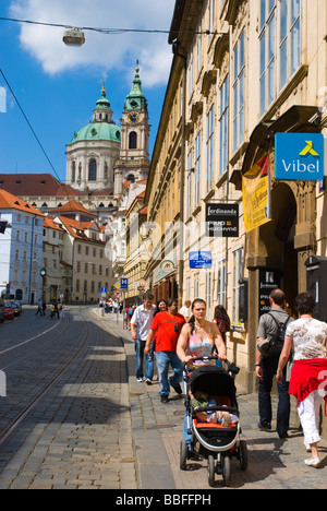 Karmelitska Straße in Mala Strana Viertel von Prag Tschechische Republik Europa Stockfoto