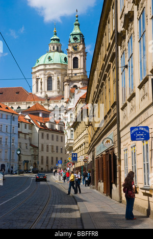 Karmelitska Straße in Mala Strana Viertel von Prag Tschechische Republik Europa Stockfoto