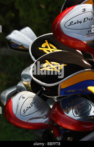 Damen Golftasche mit einem vollständigen Satz roter Golfschläger in der Golftasche Bilder Fotos Fotos vertikales Format mit sehr hoher Auflösung in den USA Hi-res Stockfoto