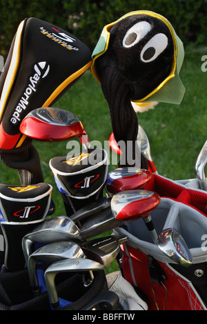 Zwei vollständige Sets der Golfschläger in den Taschen Nahaufnahme von oben oben sehr hochauflösende Bilder vertikales Format in den USA Hi-res Stockfoto