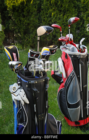 Zwei komplette Sets Golfschläger in den Taschen Nahaufnahme von oben oben sehr hochauflösende Bilder vertikales Format in den USA Hi-res Stockfoto