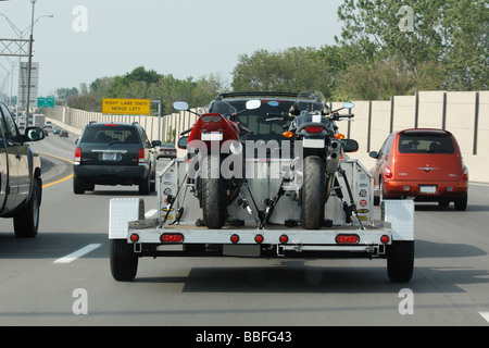 Auto Schleppen Motorrad auf Anhänger Rückansicht von hinten Nahaufnahmen Bilder Horizontal in den USA Hi-res USA Stockfoto