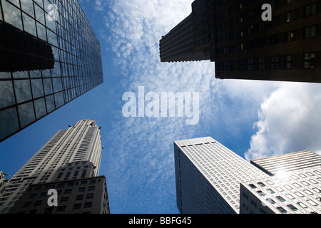 Chrysler Gebäude und andere Wolkenkratzer im Frühling Sonne Sonnenschein, blauer Himmel Midtown Manhattan New York City USA Stockfoto