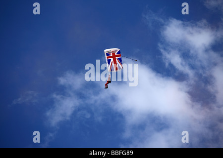 Ein Union Jack Fallschirm gegen einen blauen Himmel über dem Royal Bath and West Showground, Shepton Mallet, Somerset, England, Großbritannien Stockfoto