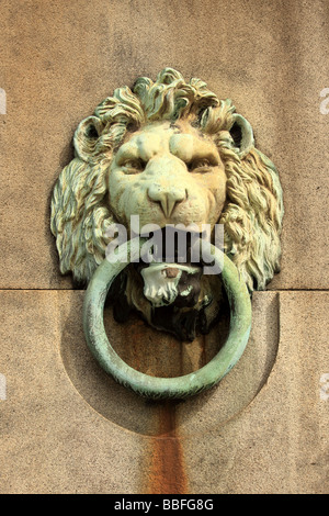Bronze Löwenkopf festmachen Ring auf dem Fluss Themse Victoria Embankment Stockfoto
