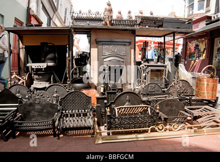 Alte Kamine und Roste auf ein Openair-Markt Stockfoto