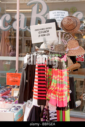 Bunte alternative Kleidung Modeartikel in einer freien Straße Schaufenster in Brighton North Laine Stockfoto