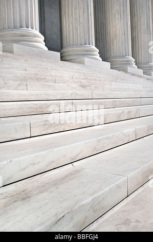 Säulen und Treppen des United States Supreme Court Gebäude in Washington, D.C. Stockfoto