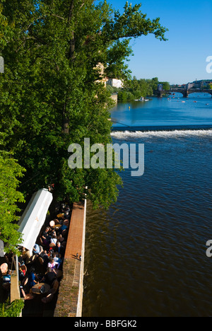 Riverside Restaurant unterhalb der Karlsbrücke in Prag Tschechien Mitteleuropa Stockfoto