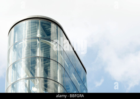 Die gebogene Glasoberfläche des Harvey Nichols Kaufhauses in Manchester, Großbritannien Stockfoto