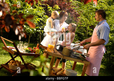 Familie Grill im Garten genießen Stockfoto