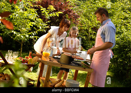 Familie Grill im Garten genießen Stockfoto