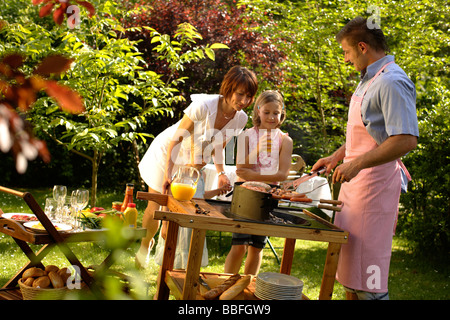 Familie Grill im Garten genießen Stockfoto