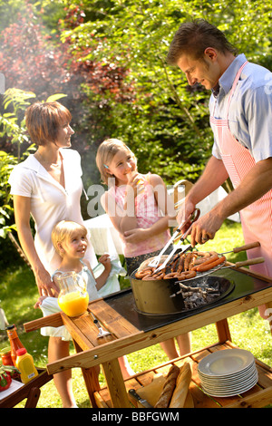 Familie Grill im Garten genießen Stockfoto