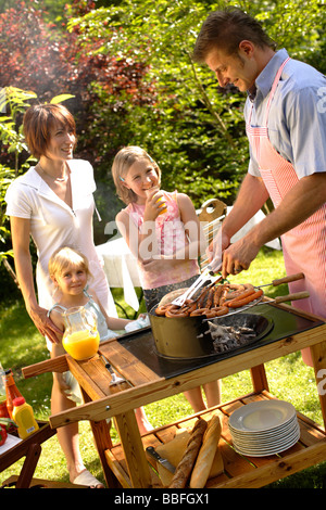 Familie Grill im Garten genießen Stockfoto