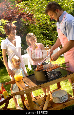 Familie Grill im Garten genießen Stockfoto